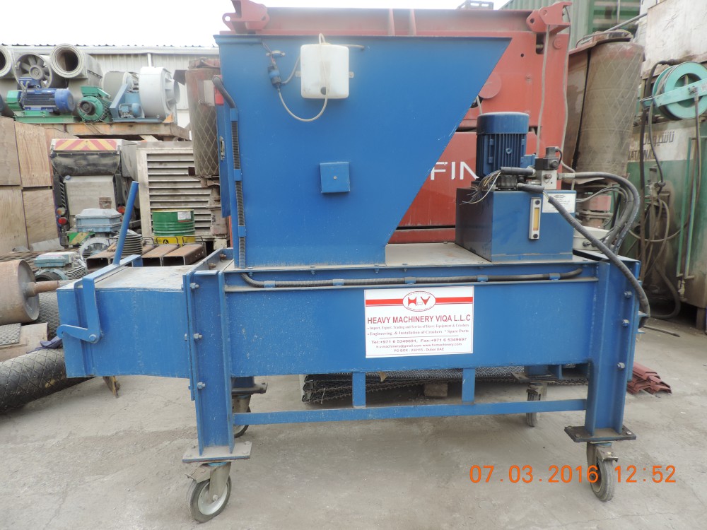 Hydraulic bale pressing machine